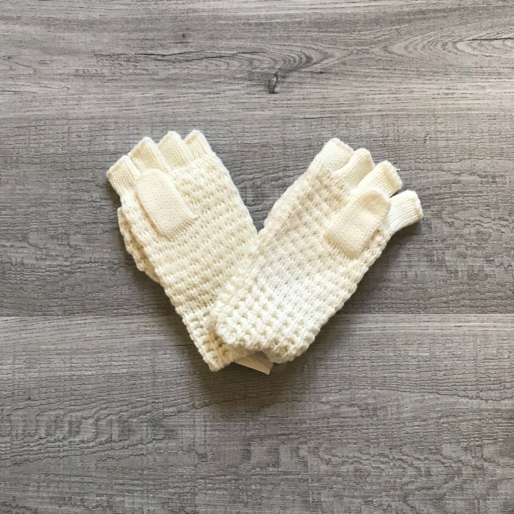 Cream-colored knit mittens/gloves